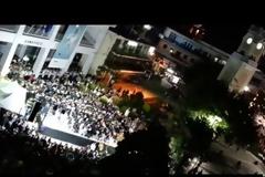 Eκπληκτικό φινάλε με την ορχήστρα στην πλατεία. «Μια πόλη μαγική»! [video]