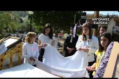 Μικρά παιδιά έκαναν την Αποκαθήλωση στα Πυργιώτικα Ναυπλίου [video]