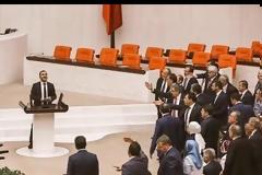 Τουρκία: Παζάρια, υποσχέσεις και... μπουνιές για τη βίζα! [video]