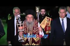 Υποδοχή του Αγίου Φωτός στο αεροδρόμιο Λάρισας - υποδοχή με τιμές αρχηγού κράτους [video]