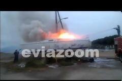Χαμός στην Χαλκίδα. Σκάφος τυλίχτηκε στις φλόγες και σκόρπισε τον πανικό [video]
