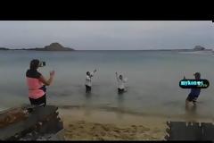 Γνωστός τραγουδιστής έριξε κατά λάθος τουρίστρια στη θάλασσα στη Μύκονο [video]