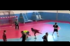 Απίστευτη επίθεση σε διαιτητή από παίκτη χάντμπολ!