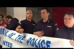 ΑΣΤΥΝΟΜΙΚΟΙ ΤΗΣ ΠΟΑΣΥ ΚΑΤΕΛΑΒΑΝ ΤΣ ΓΡΑΦΕΙΑ ΤΟΥ ΣΥΡΙΖΑ