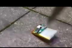 Μεγάλη προσοχή! Μην τρυπήσετε ποτέ την μπαταρία του κινητού σας [video]