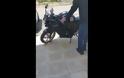 Απίθανο βίντεο: Ενας έξυπνος τρόπος να κάνεις μανούβρα τη μηχανή σου όταν βρίσκεσαι σε δύσκολο σημείο [video]