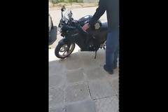 Απίθανο βίντεο: Ενας έξυπνος τρόπος να κάνεις μανούβρα τη μηχανή σου όταν βρίσκεσαι σε δύσκολο σημείο [video]
