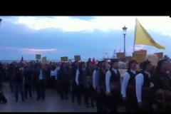 Υποστολή της σημαίας στον Λευκό Πύργο από στρατιώτες του Γ΄ Σώματος Στρατού με τη συμμετοχή αγήματος Ποντίων