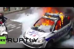 Διαδηλωτές  βάζουν φωτιά σε ένα περιπολικό (Video)