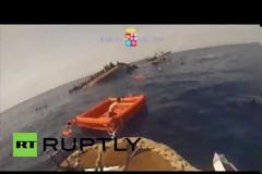 Η στιγμή που αναποδογυρίζει το σκάφος με τους 550 μετανάστες