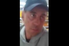 Απίστευτο βίντεο! Τσακώνεται... με τον εαυτό του στον καθρέφτη [video]