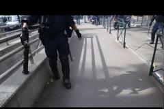 Γάλλος αστυνομικός αρπάζει γυναίκα από το λαιμό και την πετάει στο έδαφος