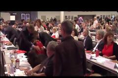 Γλυκιά διαμαρτυρία: Πέταξαν τούρτα στην αρχηγό της ΚΟ της Αριστεράς Ζάρα Βάγκενκνεχτ