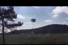 Δεν άνοιγαν τα αλεξίπτωτα με τα Humvee και οι στρατιώτες έλιωναν στα γέλια [video]