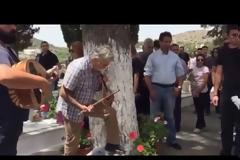 Κηδεία μετά μουσικής – Έστησαν χορό δίπλα απ’το φέρετρο για να τον χαιρετίσουν, γιατί... [video]