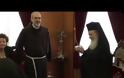 Τι άλλο θα δούμε; Ο Πατριάρχης Ιεροσολύμων παρασημοφορεί Φραγκισκανό [video]