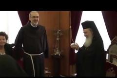 Τι άλλο θα δούμε; Ο Πατριάρχης Ιεροσολύμων παρασημοφορεί Φραγκισκανό [video]