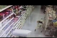 ΣΟΚ! Πήγε να κλέψει 13χρονη σε σουπερμάρκετ μπροστά στη μαμά της! [video]