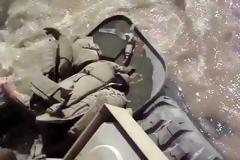 Και όμως τα τεθωρακισμένα δεν ...επιπλέουν - Αυτοί οι στρατιώτες το διαπίστωσαν (Βίντεο)