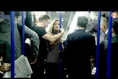 Την ΧΟΥΦΤΩΣΕ μέσα στο μετρό - Τι έγινε μετά; ΔΕΙΤΕ ΤΟ [video]