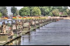 Anakonda 2016: Δείτε τη μεγαλύτερη γέφυρα από στρατιωτικά αμφίβια οχήματα! [video]