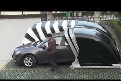 Θέση πάρκινγκ...καλύτερη κι από γκαράζ! [video]
