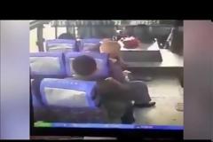 ΣΟΚ! Μαχαίρωσε το 10χρονο παιδάκι μέσα στο λεωφορείο γιατί είχε προηγούμενα με τον πατέρα [video]