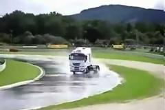 Όταν οι τράκτορες... πιάνουν φωτιά και κάνουν drift! [video]