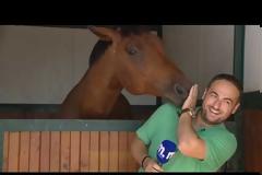 Άλογο ερωτεύεται δημοσιογράφο! [video]