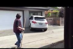 Δεν πάει καλά ο κόσμος -  Δεν χώραγε το Porsche Cayenne στο γκαραζ και δείτε τι έκανε... [video]