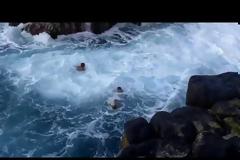 Κολυμβητές ''παίζουν'' με τον θάνατο [video]