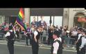 Pride Λονδίνου: Αστυνομικός έκανε πρόταση γάμου στον σύντροφο του και... [video]