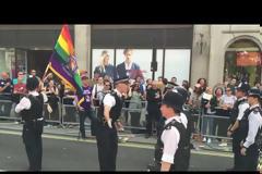 Pride Λονδίνου: Αστυνομικός έκανε πρόταση γάμου στον σύντροφο του και... [video]