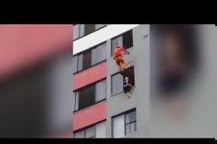 ΔΕΝ ΥΠΑΡΧΕΙ! H γυναίκα απειλούσε ότι θα αυτοκτονήσει. Αυτό που έκανε ο πυροσβέστης θα της μείνει ΑΞΕΧΑΣΤΟ! [video]