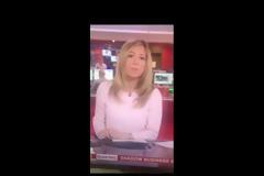 Απίθανο βίντεο: Δείτε τι έκανε η δημοσιογράφος του BBC ενώ βρισκόταν στο δελτίο ειδήσεων! [video]