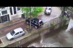 Μια Porsche Cayenne ρίχνει ένα smart σε κανάλι [video]