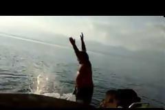 ΣΕΙΣΜΟΣ στο διαδίκτυο: Ο Ελληνάρας που χορεύει ζεϊμπέκικο δίπλα στο κύμα και μετά... [video]