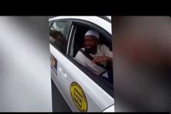 ΑΠΙΣΤΕΥΤΟ! Ταξιτζής αρνήθηκε να πάρει τυφλό ζευγάρι φοιτητών γιατί... [video]