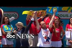 ΔΕΝ ΥΠΑΡΧΕΙ: Έφαγε 70 hot dog μέσα σε 10 λεπτά... [video]