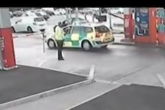 Έκανε το αυτοκίνητο ασθενοφόρο για να μην κολλάει στην κίνηση [video]