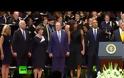Απίστευτο! Tην ώρα που έψαλλαν το «Glory Hallelujah» στην τελετή μνήμης προς τιμήν των πέντε αστυνομικών  ο Τζορτζ Μπους… ευθύμησε και άρχισε να λικνίζεται!
