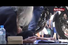 ΣΥΓΚΛΟΝΙΖΕΙ η Ιστορία πίσω από την μαυροφορεμένη γιαγιά που ζητιανεύει στους δρόμους της Θεσσαλονίκης... [video]