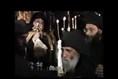 8737 - Ιστορικό βίντεο. Ο Οικουμενικός Πατριάρχης ασπάζεται τον Όσιο Παΐσιο τον Αγιορείτη στο Κουτλουμούσι.