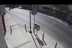Κρήτη: Προσέξτε τι θα συμβεί πίσω από αυτές τις γυναίκες - Δείτε το βίντεο από κάμερα ασφαλείας
