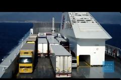 Ανήλικοι μετανάστες τρυπώνουν σε φορτηγά στην Πάτρα και ταξιδεύουν κρυμμένοι πάνω από 18 ώρες [video]