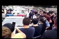 ΣΟΚ! Σέρνει το σκύλο με το αμάξι στο δρόμο [video]