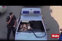 Απίστευτο! Γυναίκα σπάει το παρμπρίζ περιπολικού με γυμνά πόδια! [vid]