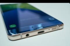 H Samsung ειρωνεύεται την Apple για τη θύρα ακουστικών [video]