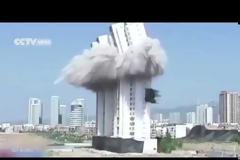 Δείτε τις εντυπωσιακές εικόνες που κατέγραψαν κάμερες στην Κίνα σε ελεγχόμενη έκρηξη ουρανοξύστη!