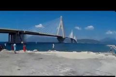 ΤΡΕΛΑ: Πήδηξε την γέφυρα του Ρίου-Αντιρρίου για να πιάσει... pokemon! [video]